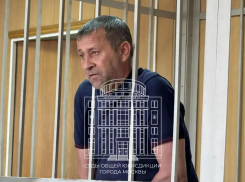 Ставрополец пытался ударить ковшом экскаватора мужчину и разнес витрину цветочного магазина