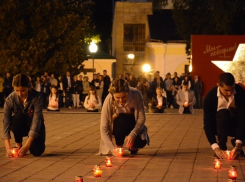 Сотни свечей зажгли в память о Великой Победе у мемориала в Ставрополе 