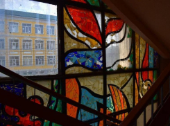 Нет денег и специалистов: почему мэрия Ставрополя решила избавиться от советского витража на Булкина