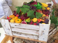 Главе Ставрополья Владимирову отказались продать торт в виде ящика с фруктами за 12 тысяч рублей