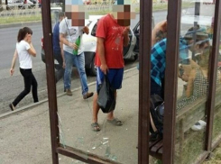Стеклянная стена остановки упала на мальчика и порезала ему ногу в Ставрополе