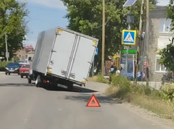 «Газель» провалилась в яму в Минеральных Водах из-за размытия грунта 