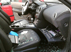 Двое молодых людей в Пятигорске обокрали автомобиль