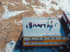 Находящийся в Антарктиде врач из Ставрополья вместе с командой креативно поздравил женщин с праздником