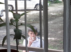 «Школьники курят под окнами, орут и матерятся, управы на них нет», - житель Ставрополя