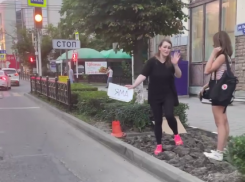 Огромная яма в очередной раз образовалась на Голенева в Ставрополе