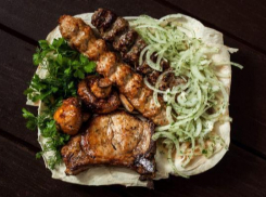 Вкусно и сытно пообедать можно в кафе «У Камина» в Парке Победы Ставрополя
