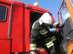  «Девятка» на полной скорости влетела в большегруз с соломенными тюками на Ставрополье