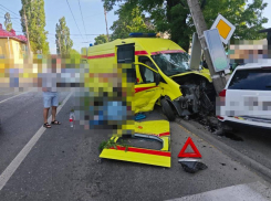 Скорая и легковушка влетели друг в друга в центре Ставрополя: 5 человек пострадали 