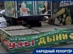 «Месяц стоит и мешает»: на брошенные после торговли прилавки пожаловались жители Ставрополя