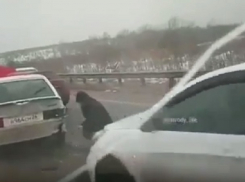 Шесть автомобилей столкнулись на скользкой трассе в Ставропольском крае