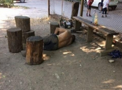 Алкаши устроили притон на детской площадке, а полиция не приезжает на вызов, - возмущенные жители Пятигорска