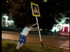 Сознательные молодые люди подняли снесенный машиной дорожный знак в Ставрополе и попали на видео