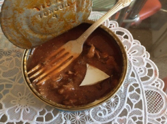 Кусок отколотой плитки в банке с рыбными консервами обнаружил негодующий житель Ставрополя