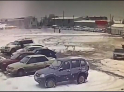 Дрифт неадекватного водителя на парковке гипермаркета Ставрополя попал на видео