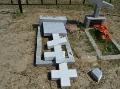Малолетние вандалы разрушили кладбище