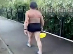 Загадочный мужчина в трусах с ведром на улицах Железноводска попал на видео