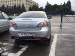 Паркуюсь как хочу: место для инвалидов в центре Ставрополя занял владелец иномарки