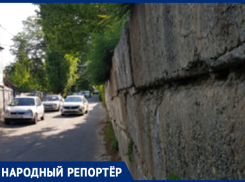 Стена на улице Лермонтова в Ставрополе с каждым днем наклоняется все сильнее
