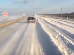 Сугробы и сильный ветер заблокировали движение по ставропольской трассе