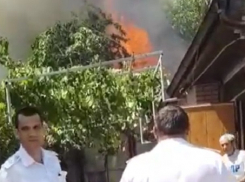 Серьезный пожар разгорелся в частном доме в Пятигорске 