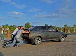 Толкавшие чужой автомобиль в попытке угона горе-воры бросили машину в Георгиевске 