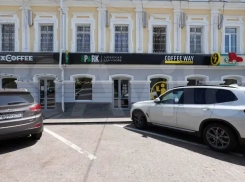 Дизайнерский ремонт и столы из ясеня: очередное кафе продают в центре Ставрополя