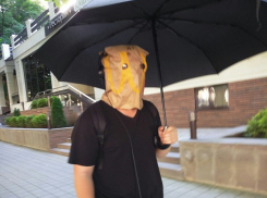 Странный прохожий с бумажным пакетом на голове поразил жителей Ставрополя