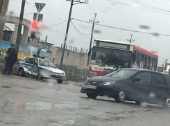 «Нексия» врезалась в машину Росгвардии на перекрестке в Ставрополе