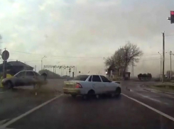 Водитель с неработающими стоп-сигналами спровоцировал аварию на светофоре в Ставополе