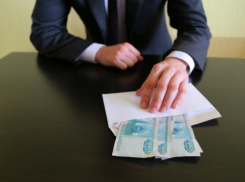 Судебный пристав Ставрополя подозревается в получении взятки