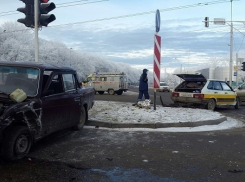 Две легковушки столкнулись на самом аварийном перекрестке Ставрополя