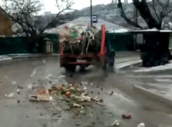Мусоровоз раскидал мусор по улицам Ставрополя и попал на видео