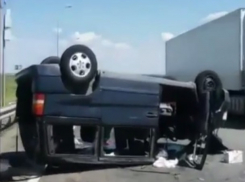 Перевернувшийся автобус с пассажирами под МинВодами попал на видео
