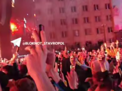 «Боже, Спартак храни»: сотни ставропольских мужчин перепели легендарный хит MaкSим и попали на видео  