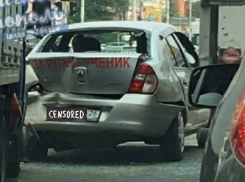 Учебное «Рено» сильно помял грузовик в ДТП на светофоре в Ставрополе