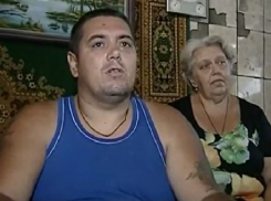 Инвалид-колясочник с матерью полгода живут в бане после пожара