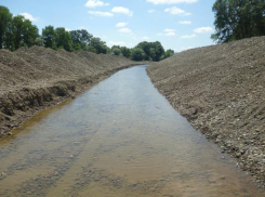 Берега реки в Невинномысске подрядчик укрепил краденным гравием