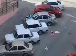 Выброшенные из окна и раскиданные по двору бюстгальтеры и платья вызвали изумление у жителей дома в Ставрополе 