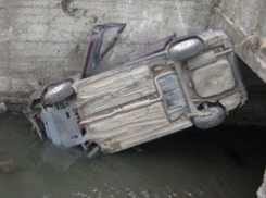 Два человека погибли при падении автомобиля в оросительный канал