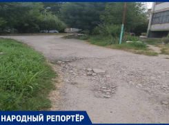 Размыло остатки дорожного покрытия: жители Георгиевска не могут выехать из дома