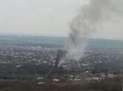 В Ставрополе горит заброшенный детский интернат на улице Вавилова 