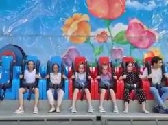 В парке Победы на аттракционе с девочки слетело защитное крепление