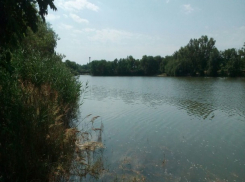Молодой мужчина утонул в озере во время купания с пьяными друзьями на Ставрополье