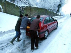 Хитрый угонщик не смог завести машину и попросил прохожих подтолкнуть авто на Ставрополье