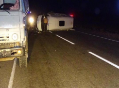 Пассажирский автобус перевернулся на ставропольской трассе после столкновения с грузовиком и легковушкой