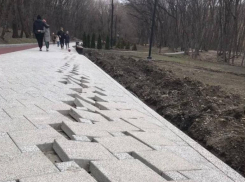 Плитка на Комсомольском озере в Ставрополе «поплыла» по весне 