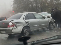 Последствия ДТП с участием трех автомобилей попали на видео в Ставрополе