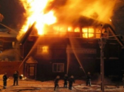 Горящую баню тушили 11 пожарных в Ставрополе