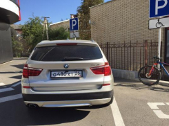 Паркуюсь как хочу: «инвалид» на BMW Х3 занял место у фитнес-центра